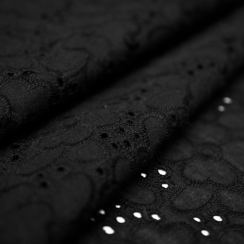 Bawełniany batyst o niskiej gramaturze i jednolitym, czarnym zabarwieniu.