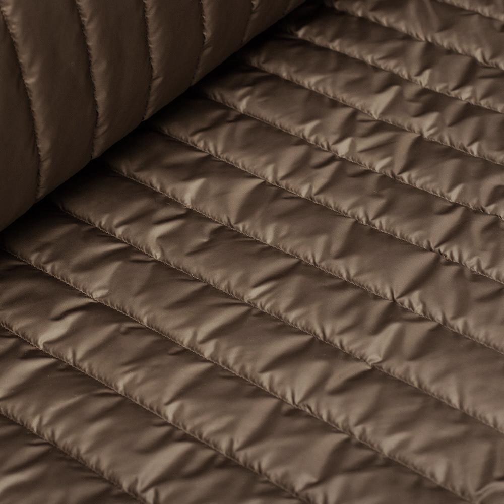 Bardzo modna w tym sezonie tkanina pikowana o delikatnym, satynowym połysku.