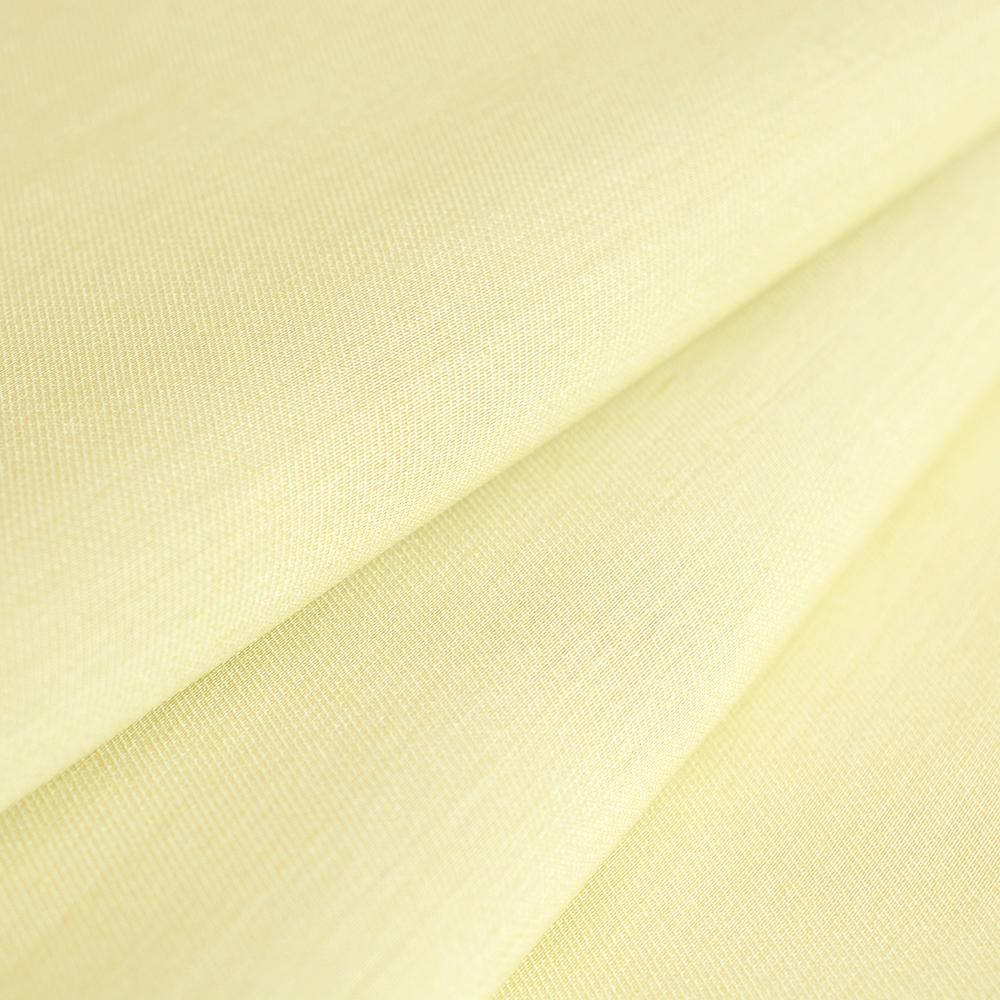 Tkanina Teneryfa to elegancka mieszanka wiskozy z dodatkiem lnu, wyróżniająca się subtelnym, delikatnie melanżowym wykończeniem.