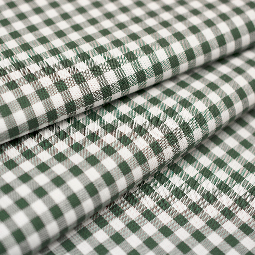 Tkanina wykonana z przędzy bawełnianej wyróżnia się luźniejszym, wyraźnym splotem oraz włóknami barwionymi oddzielnie, które tworzą klasyczny wzór kratki.