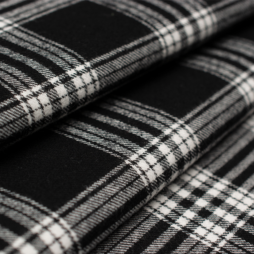 Bawełniana tkanina flanelowa o ponadczasowym i modnym wzorze kraty.