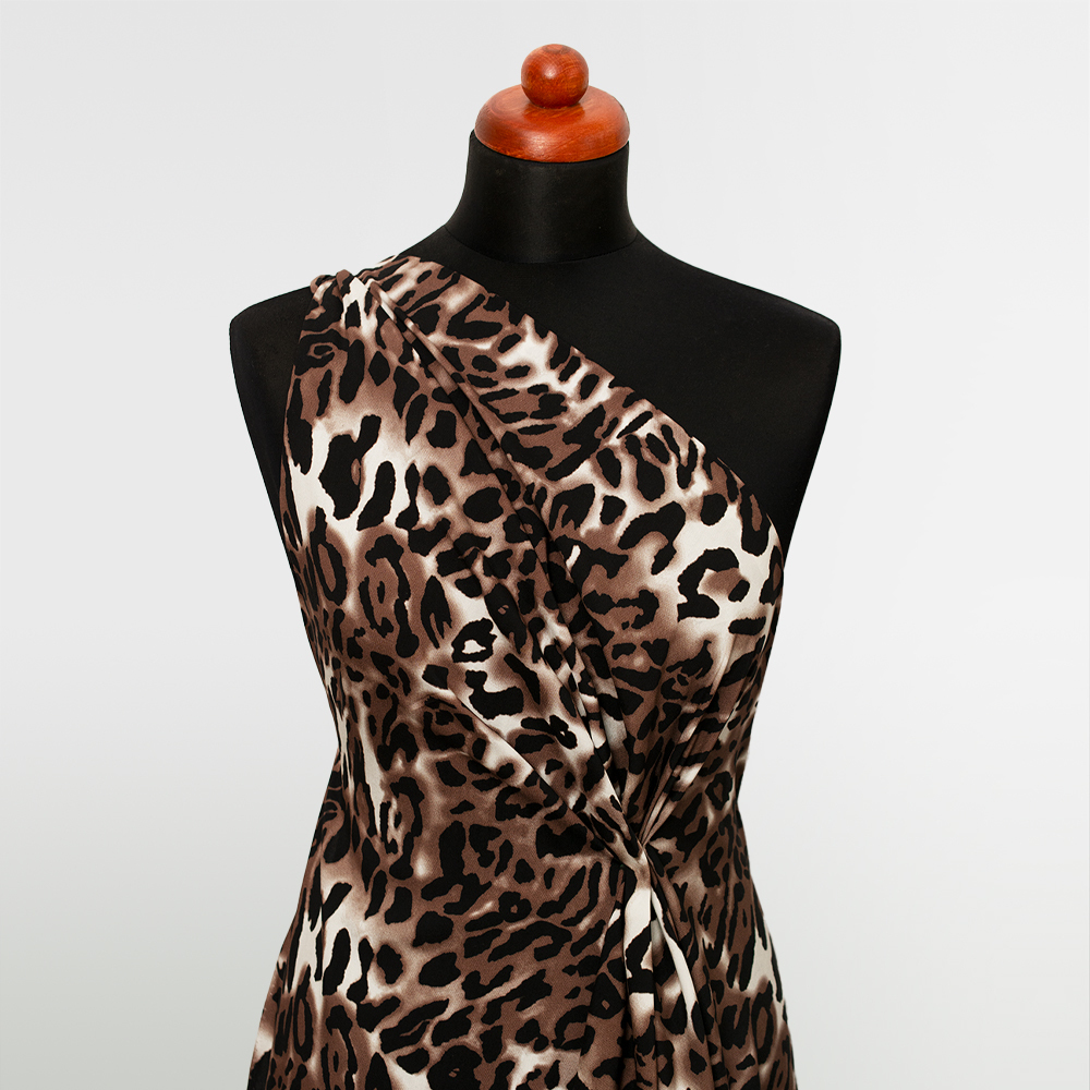 Tkanina z 100% wiskozy to lekki, miękki materiał, który pięknie układa się na sylwetce, tworząc naturalne fałdy i swobodny ruch.