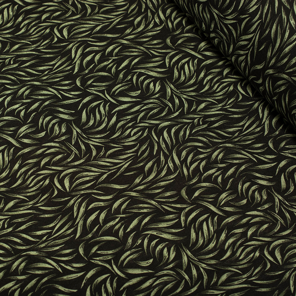 Tkanina z 100% wiskozy to lekki, miękki materiał, który pięknie układa się na sylwetce, tworząc naturalne fałdy i swobodny ruch.