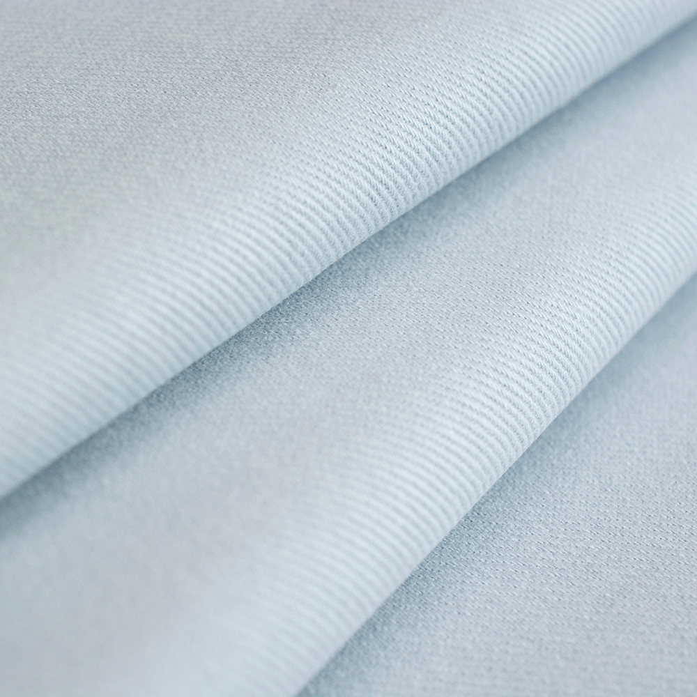 Jeansowa tkanina bawełniana wyróżnia się diagonalną fakturą i jednolitym kolorem.