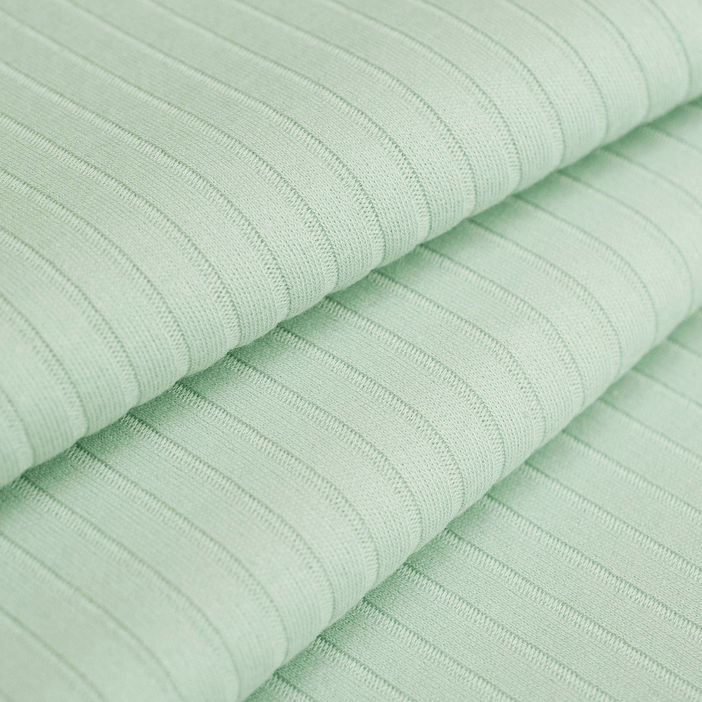 Dzianina RIB to bawełniana dzianina o charakterystycznej fakturze wąskiego prążka, wykonana z naturalnych włókien.