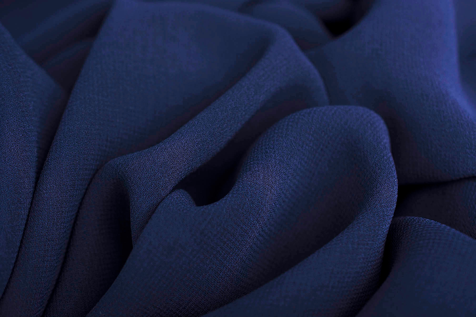 Lekka i zwiewna tkanina szyfonowa wykonana z mocno skręconej przędzy.