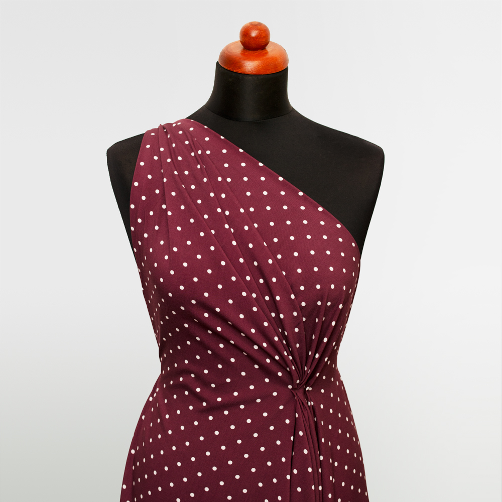 Tkanina z 100% wiskozy to lekki, miękki materiał, który pięknie układa się na sylwetce, tworząc naturalne fałdy i swobodny ruch.