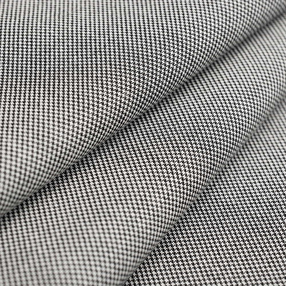 Elegancka tkanina o bardzo wysokiej jakości, która łączy miękkość, przewiewność i subtelny komfort.