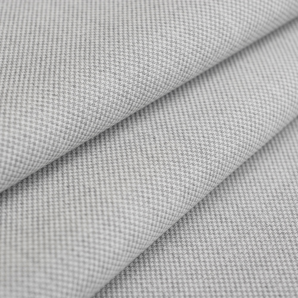 Elegancka tkanina o bardzo wysokiej jakości, która łączy miękkość, przewiewność i subtelny komfort.