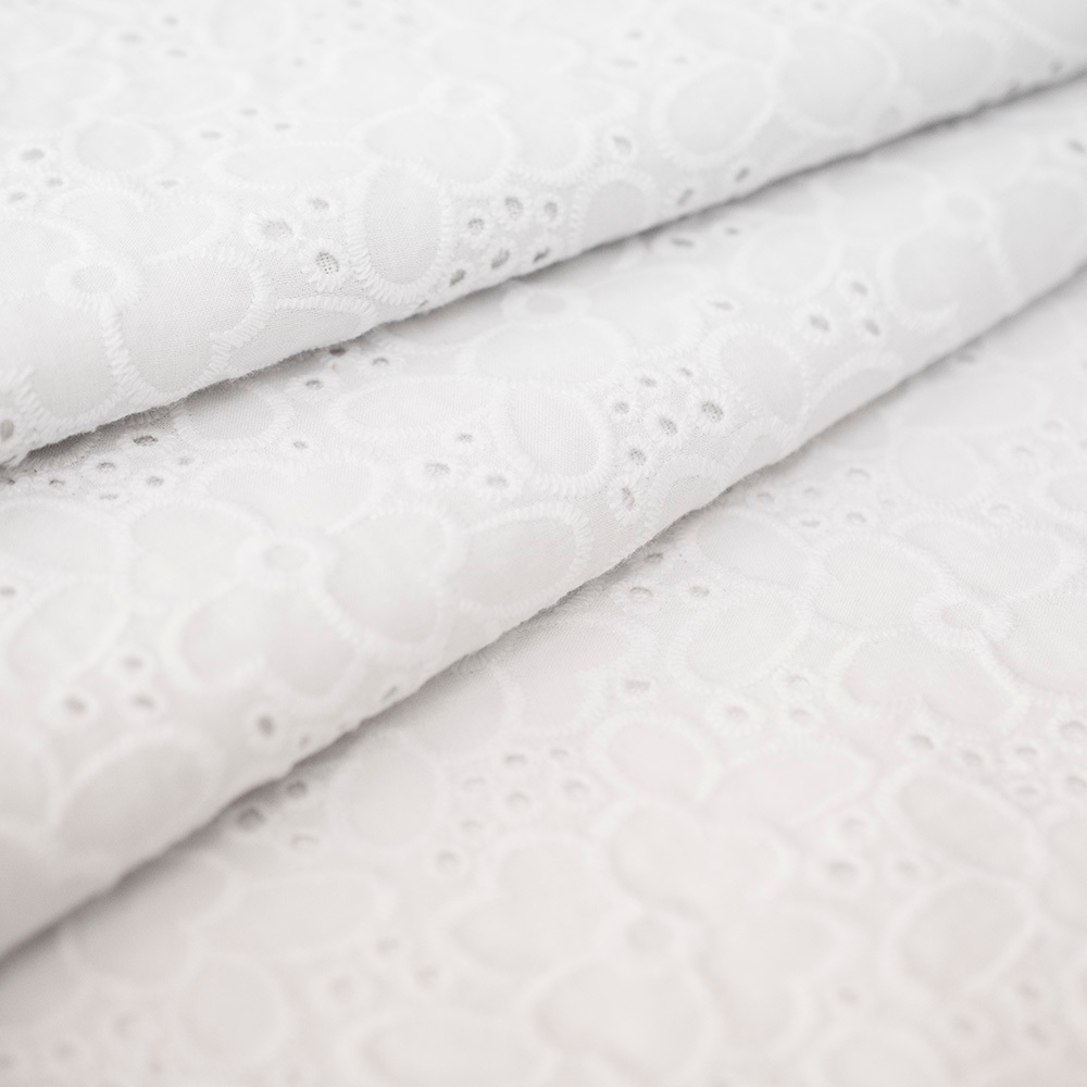 Bawełniany batyst o niskiej gramaturze i jednolitym, białym zabarwieniu.