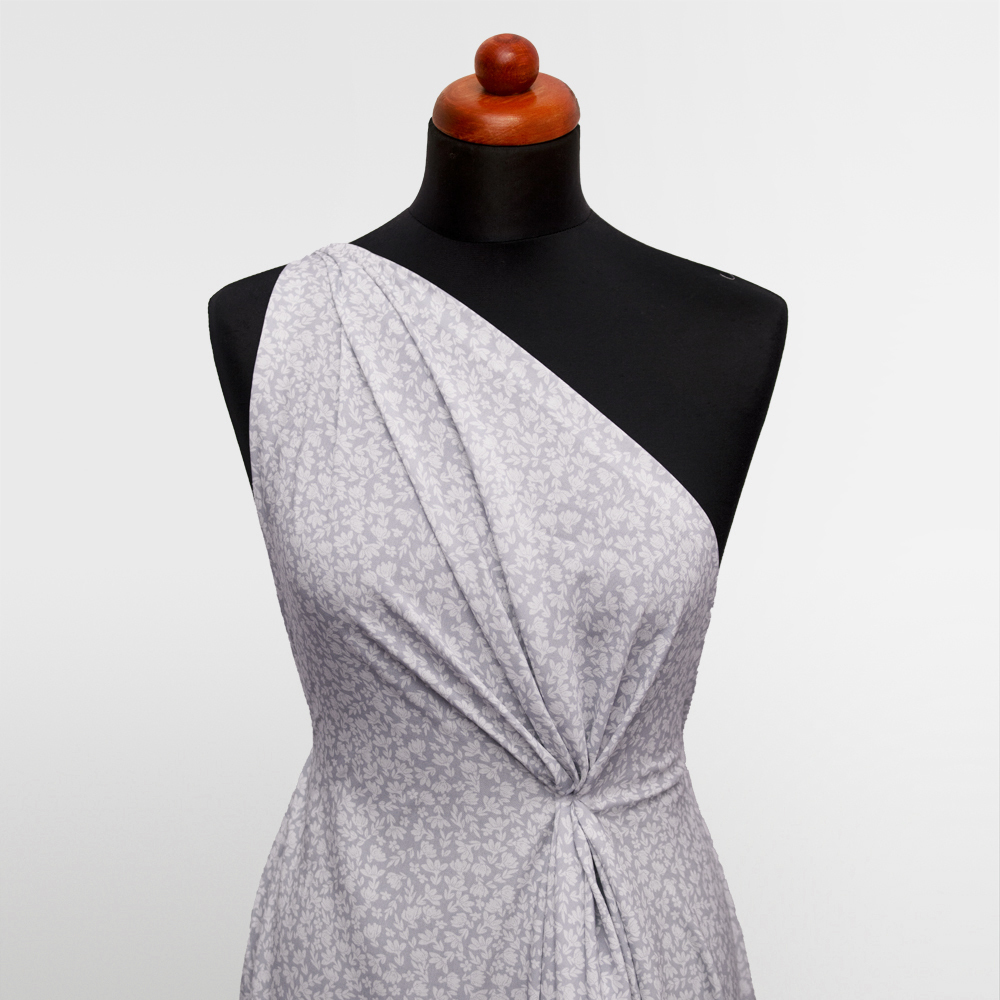 Tkanina z 100% wiskozy to lekki, miękki materiał, który pięknie układa się na sylwetce, tworząc naturalne fałdy i swobodny ruch.