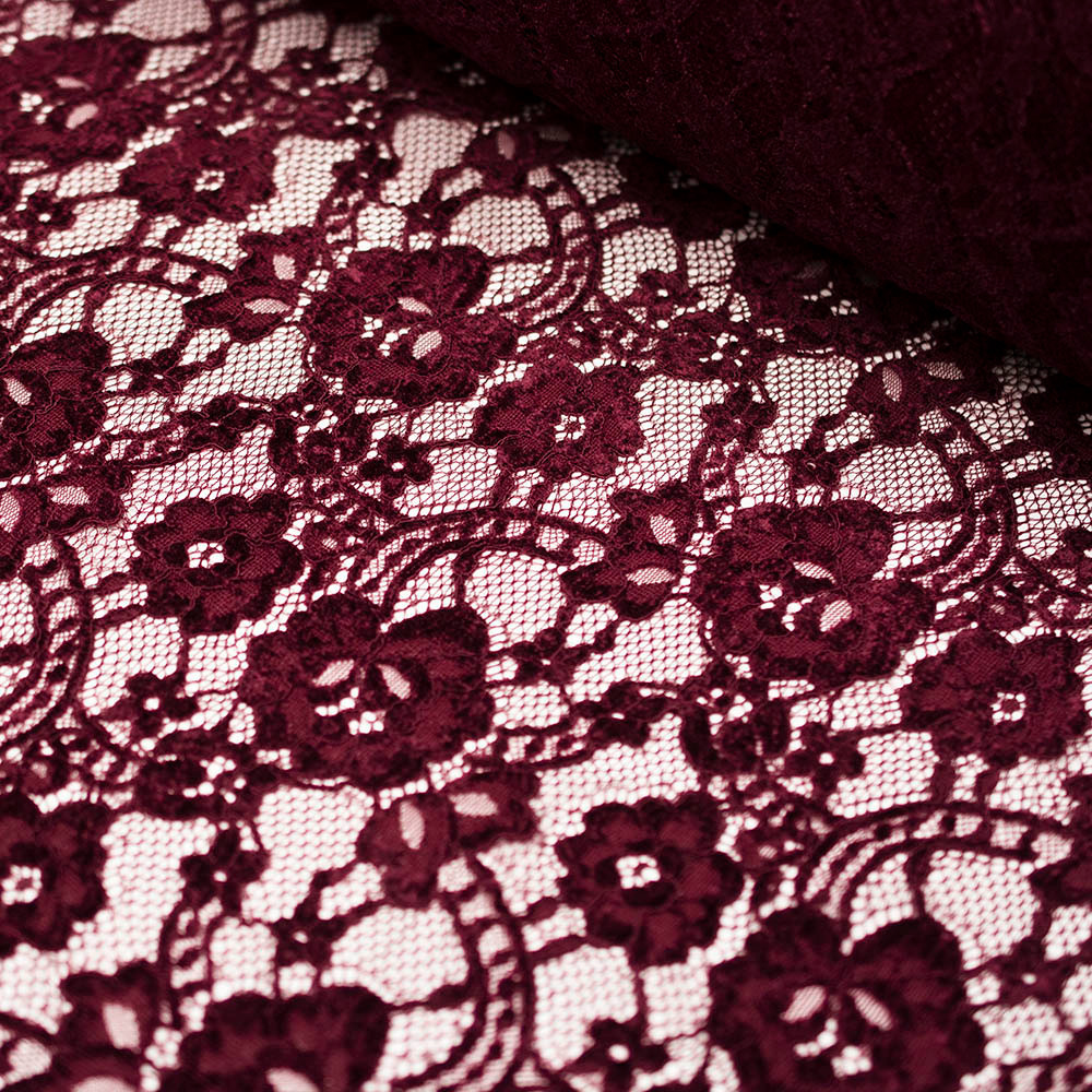 Koronka Cartagena to tkanina, która zachwyca subtelnym, aksamitnym haftem i delikatną strukturą.