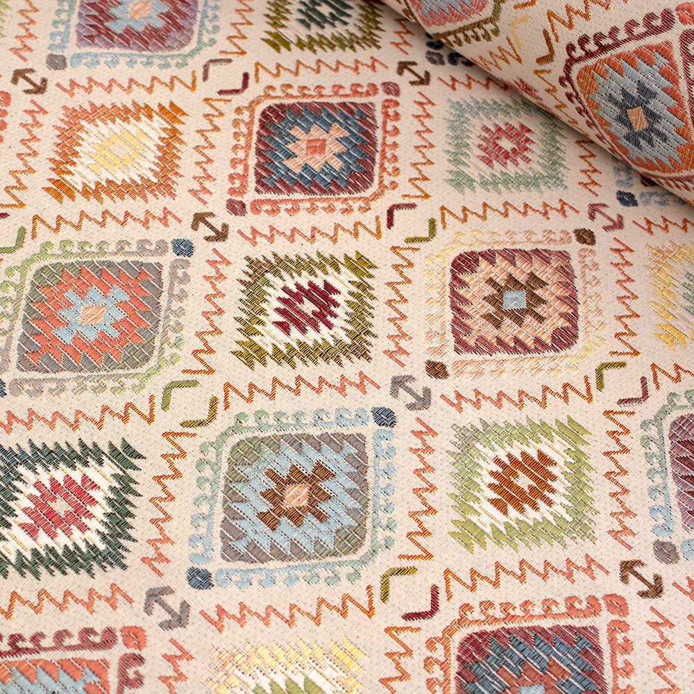 Tkanina gobelinowa to dekoracyjny materiał o gęstym splocie, który wyróżnia się eleganckimi, często artystycznymi wzorami.