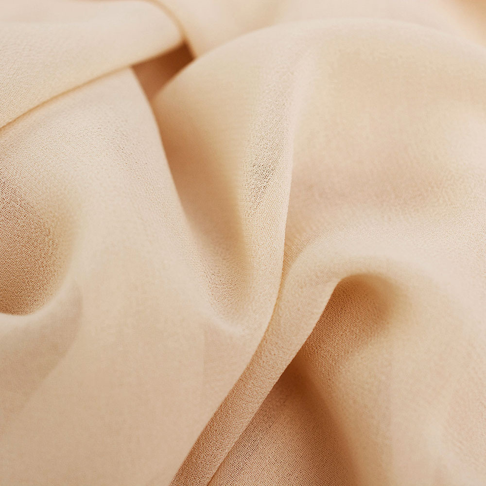 Lekka i zwiewna tkanina szyfonowa wykonana z mocno skręconej przędzy.