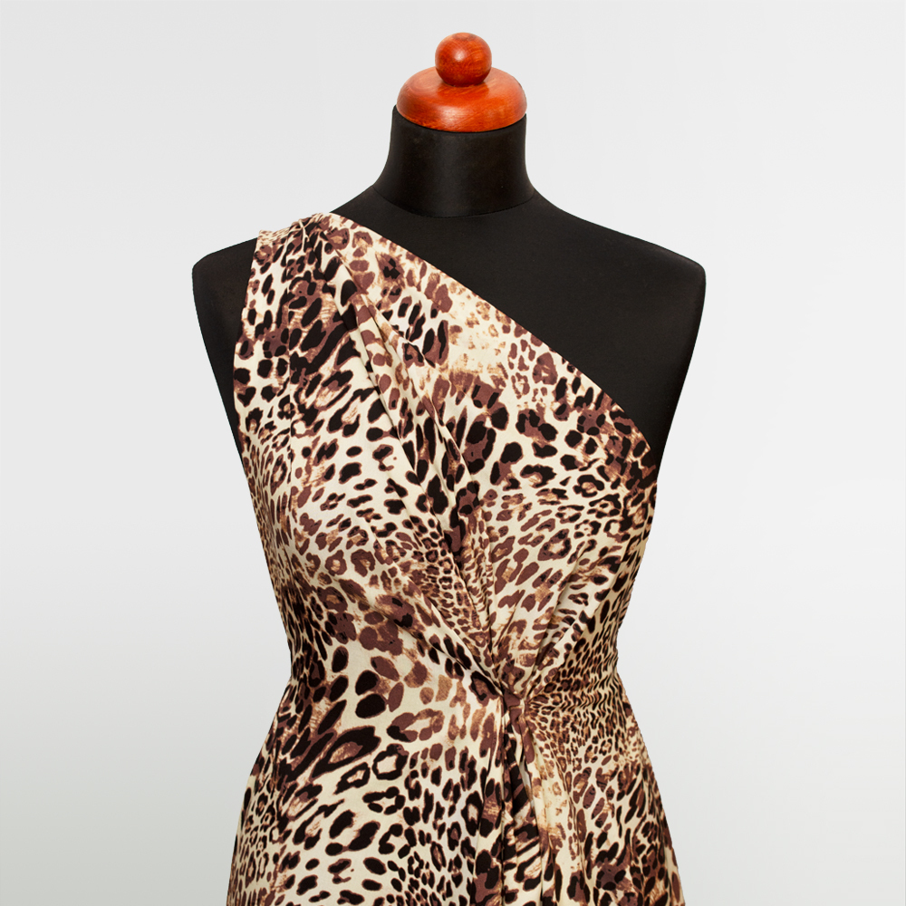 Tkanina z 100% wiskozy to lekki, miękki materiał, który pięknie układa się na sylwetce, tworząc naturalne fałdy i swobodny ruch.