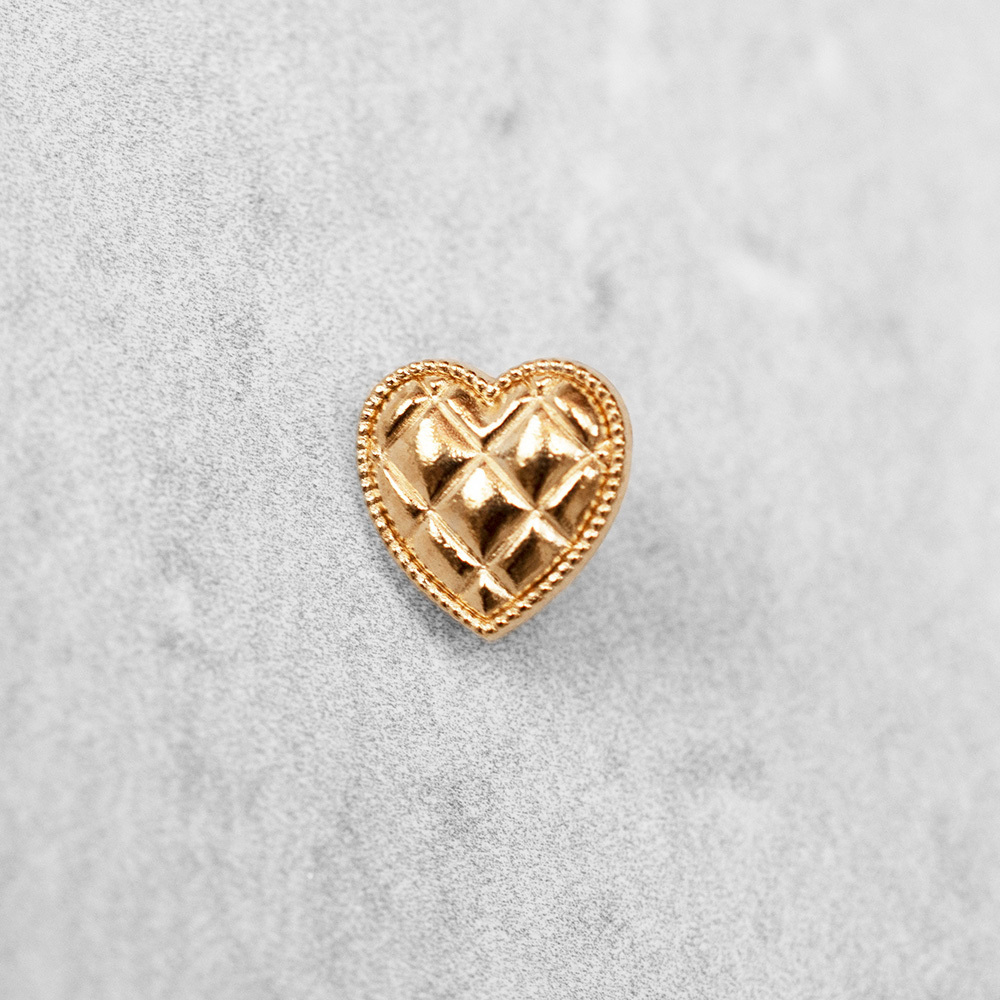 Pozłacany guzik metalowy na stopce w kształcie serca.