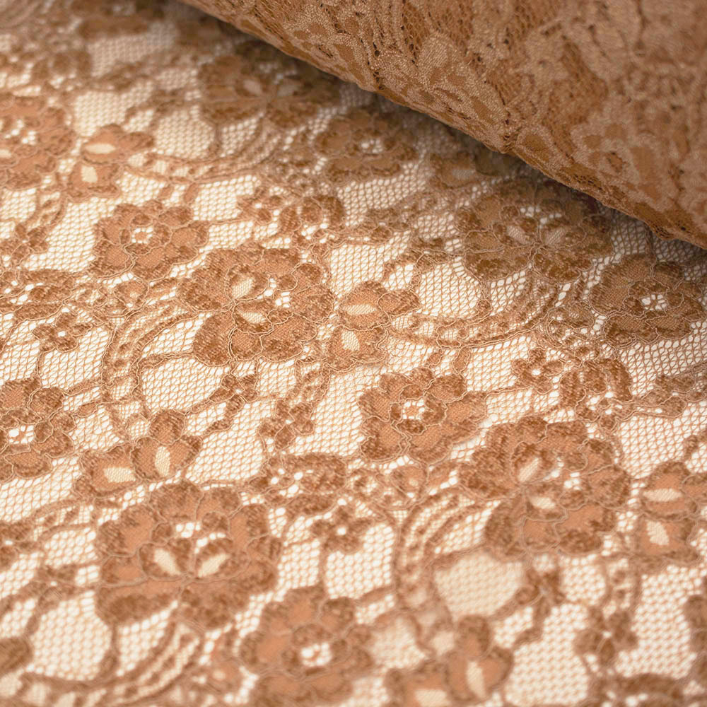 Koronka Cartagena to tkanina, która zachwyca subtelnym, aksamitnym haftem i delikatną strukturą.