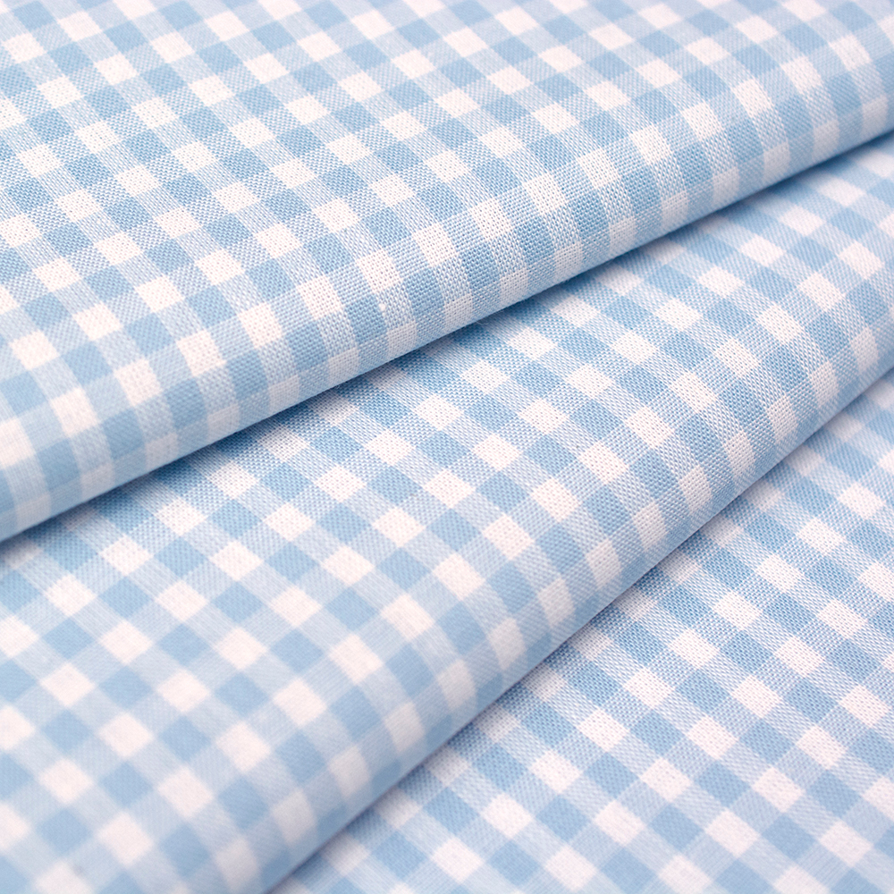 Tkanina wykonana z przędzy bawełnianej wyróżnia się luźniejszym, wyraźnym splotem oraz włóknami barwionymi oddzielnie, które tworzą klasyczny wzór kratki.