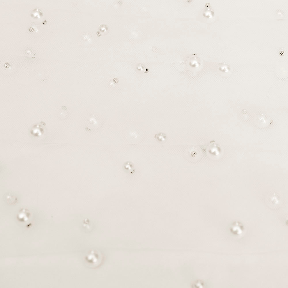 Tiul perełka, delikatna tkanina w formie siateczki.