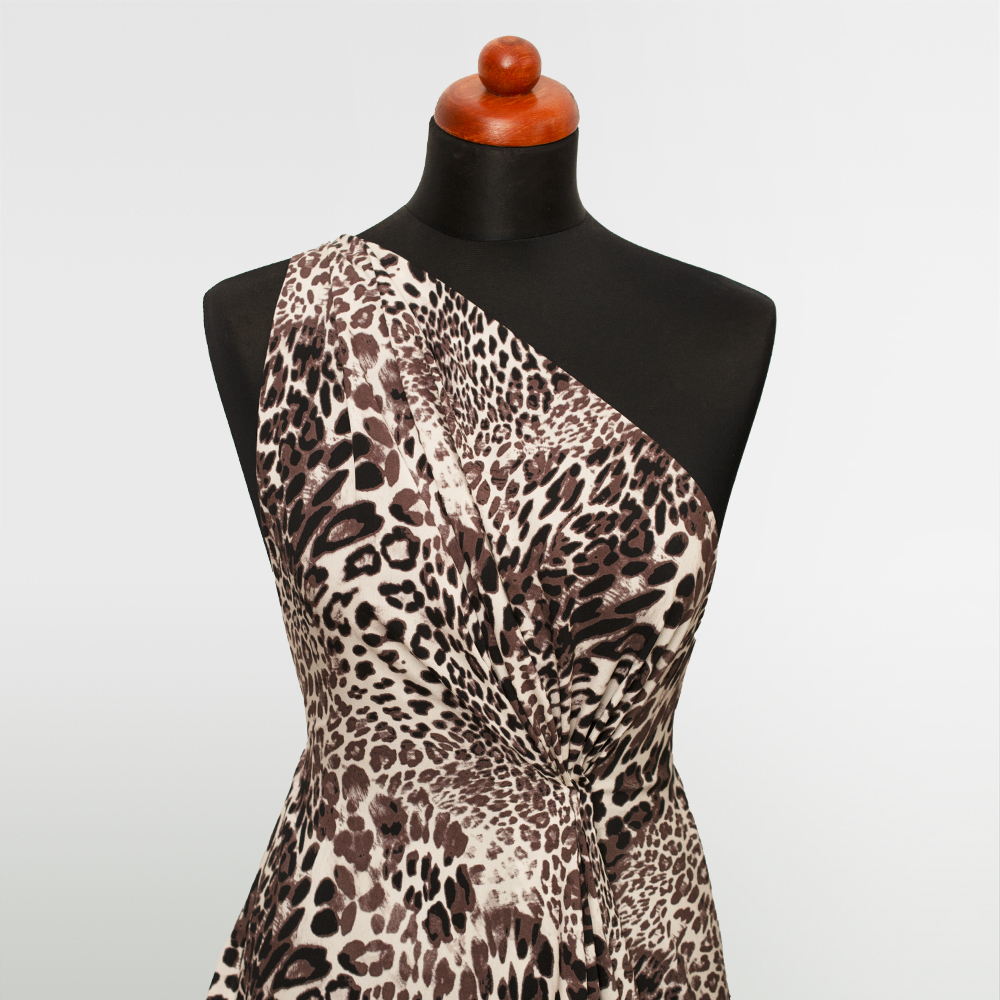 Tkanina z 100% wiskozy to lekki, miękki materiał, który pięknie układa się na sylwetce, tworząc naturalne fałdy i swobodny ruch.