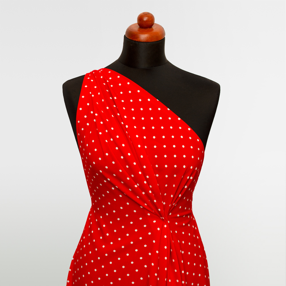 Tkanina z 100% wiskozy to lekki, miękki materiał, który pięknie układa się na sylwetce, tworząc naturalne fałdy i swobodny ruch.