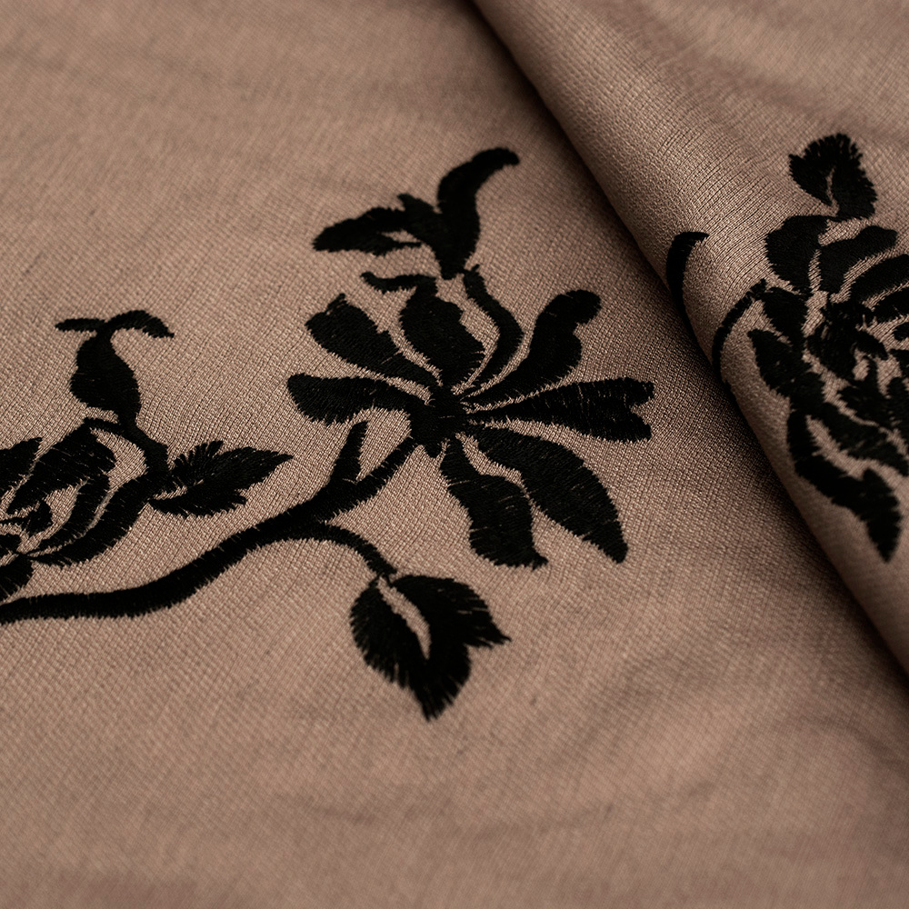 Tkanina z połączenia wiskozy i lnu z dekoracyjnym haftem wyróżnia się naturalną lekkością i subtelną elegancją.