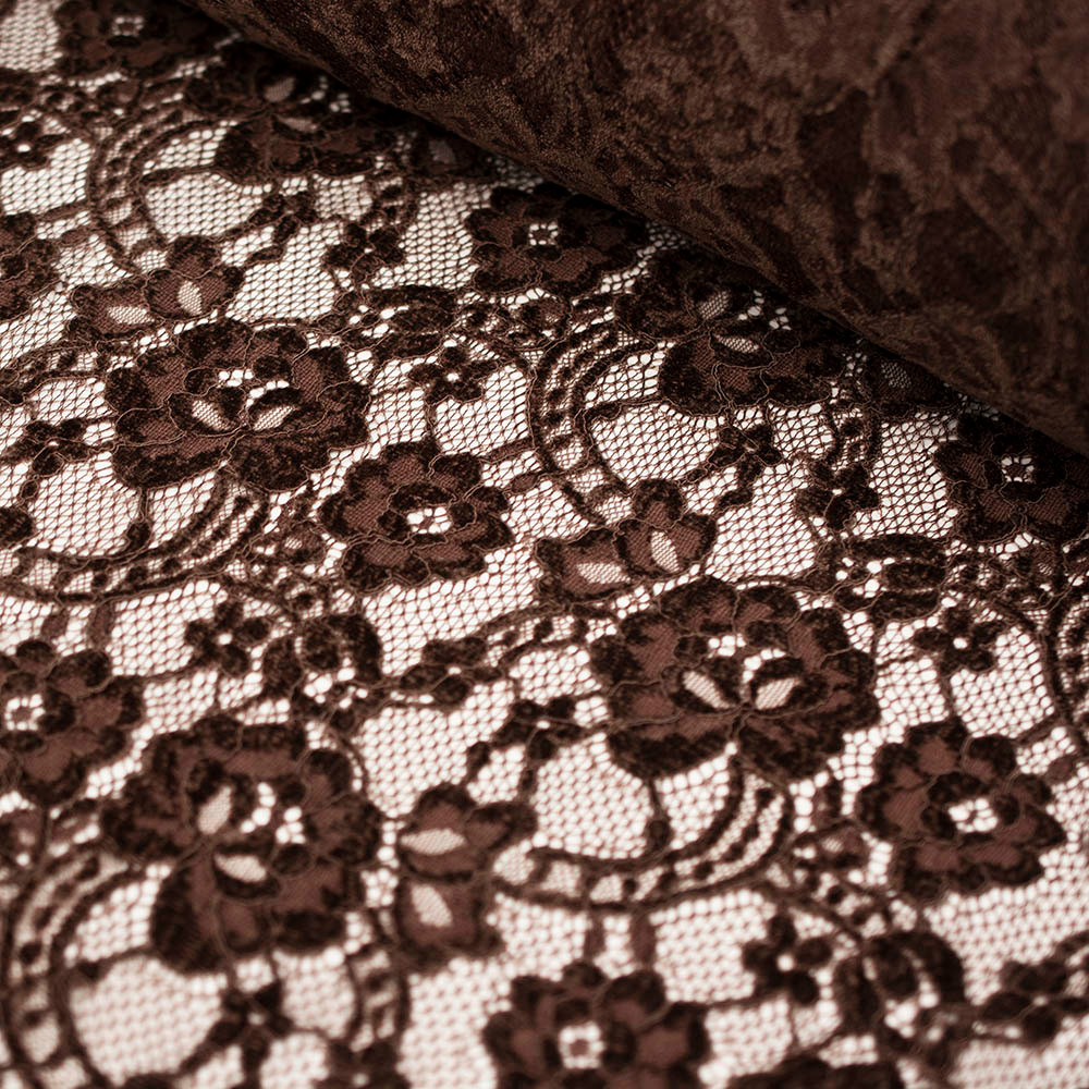 Koronka Cartagena to tkanina, która zachwyca subtelnym, aksamitnym haftem i delikatną strukturą.