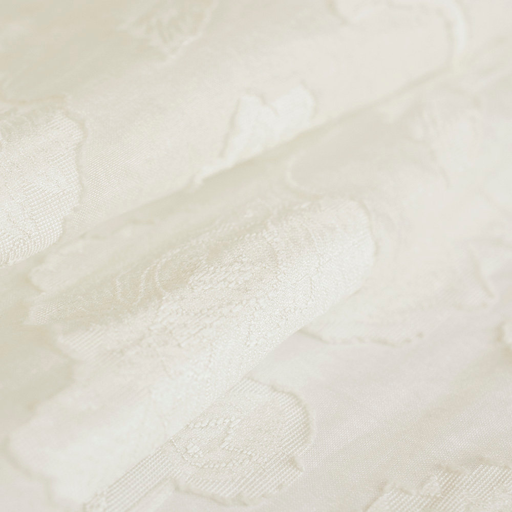 Tkanina z haftem kwiatowym wyróżnia się miękkością, lekkością i przyjemnym chwytem.