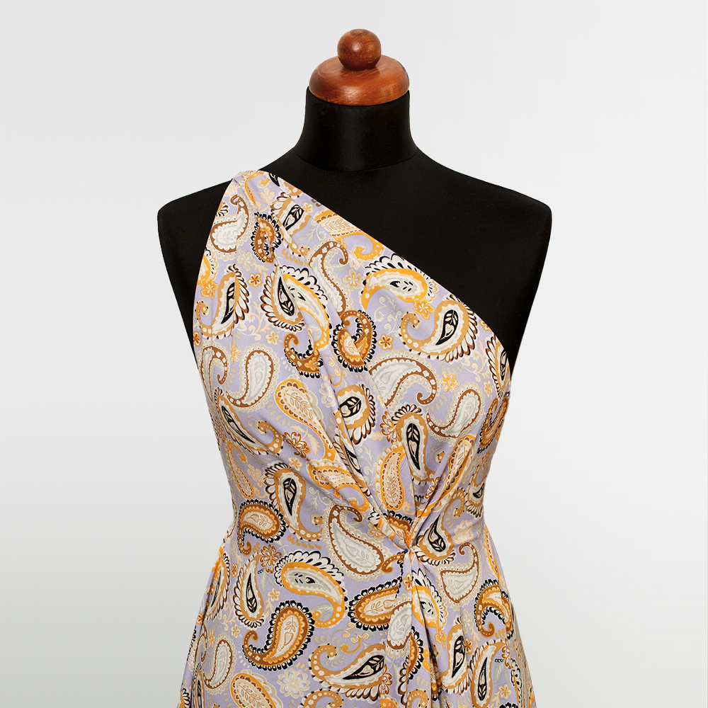 Tkanina bambusowa wyróżnia się lekkością i wyjątkową miękkością, dzięki czemu naturalnie układa się na ciele.