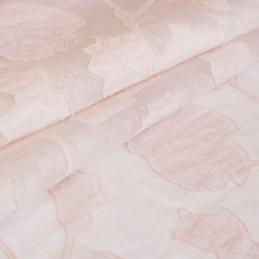 Tkanina z haftem kwiatowym wyróżnia się miękkością, lekkością i przyjemnym chwytem.