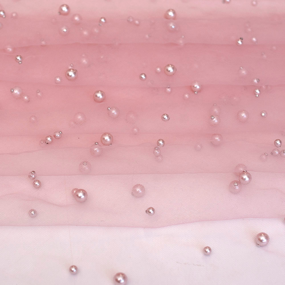 Tiul perełka, delikatna tkanina w formie siateczki.