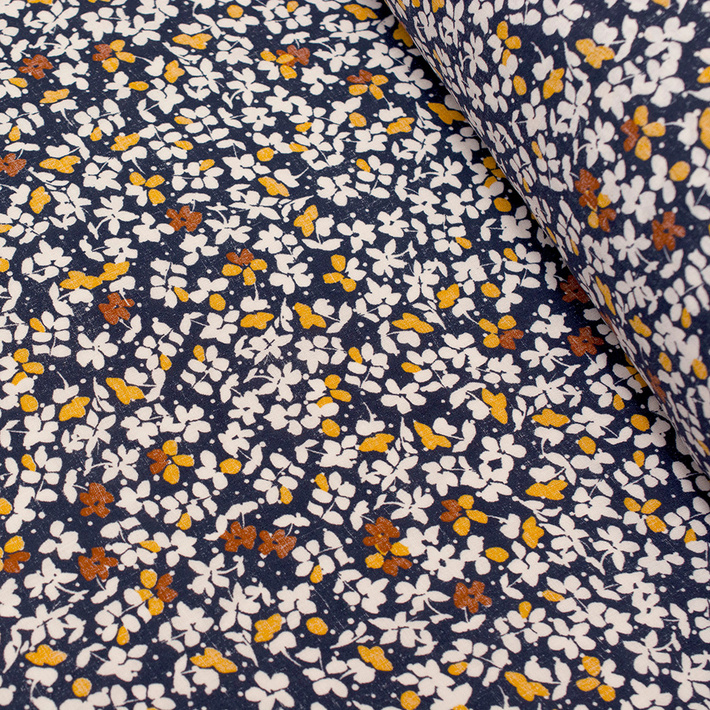 Tkanina z 100% wiskozy to lekki, miękki materiał, który pięknie układa się na sylwetce, tworząc naturalne fałdy i swobodny ruch.