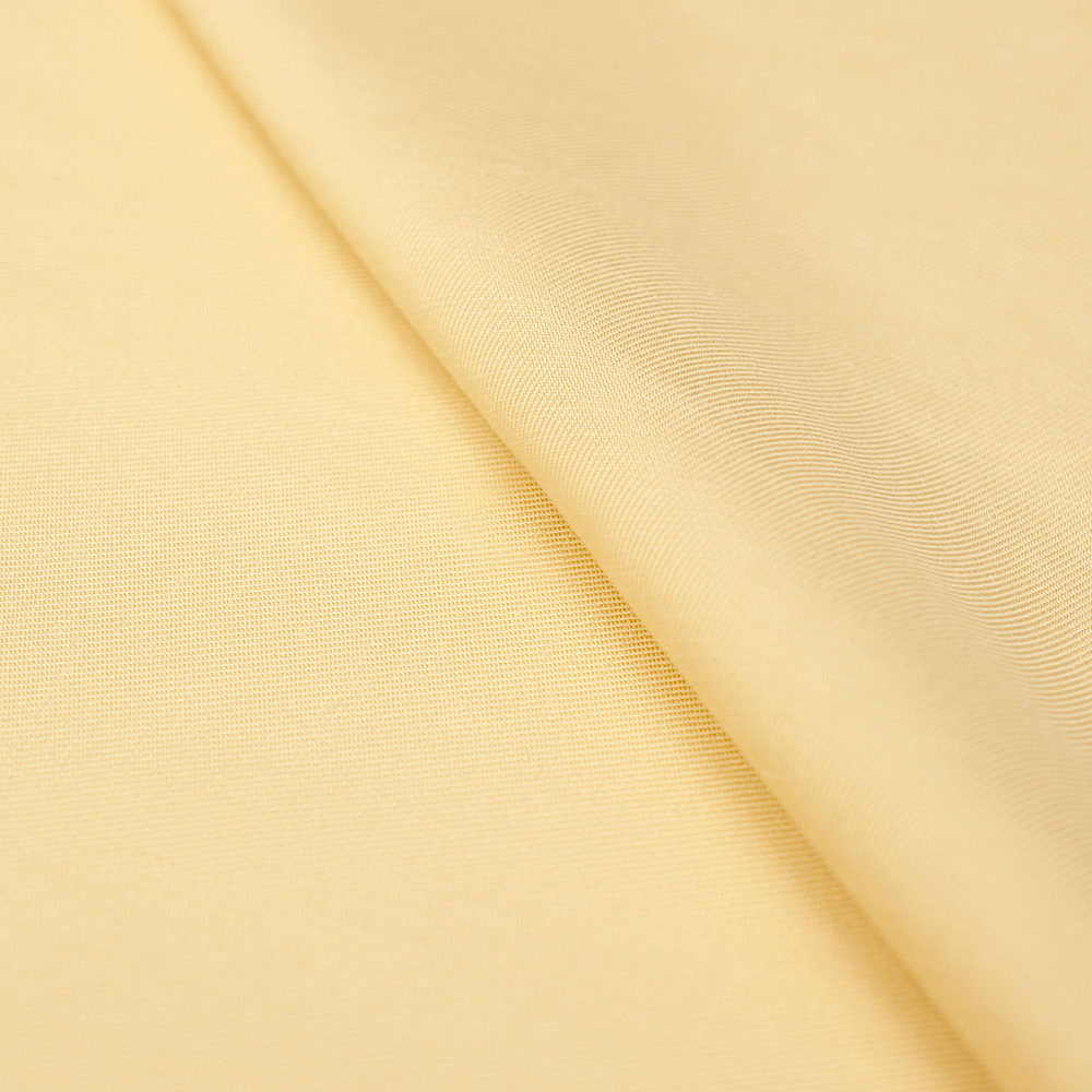 Tkanina Len Tencil to mieszanka naturalnych włókien lnu i tencelu, łącząca trwałość i przewiewność lnu z miękkością oraz lejącym układem tencelu.