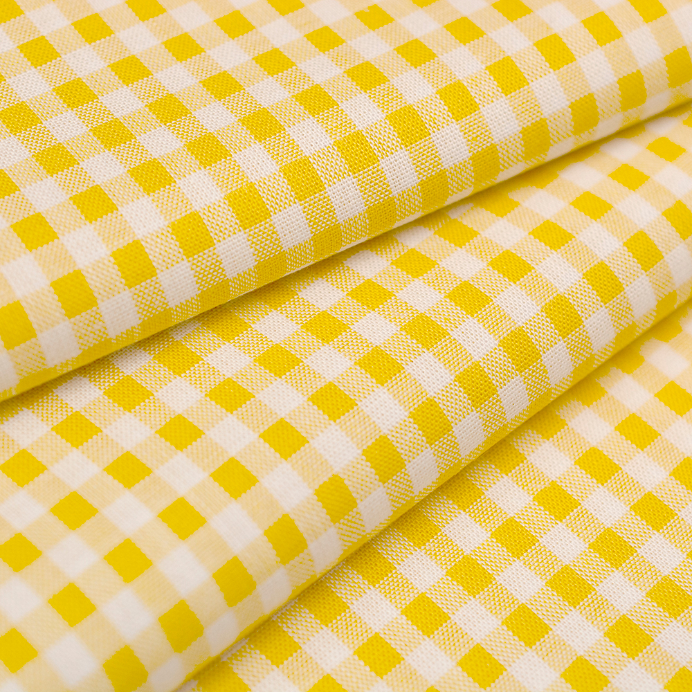 Tkanina wykonana z przędzy bawełnianej wyróżnia się luźniejszym, wyraźnym splotem oraz włóknami barwionymi oddzielnie, które tworzą klasyczny wzór kratki.