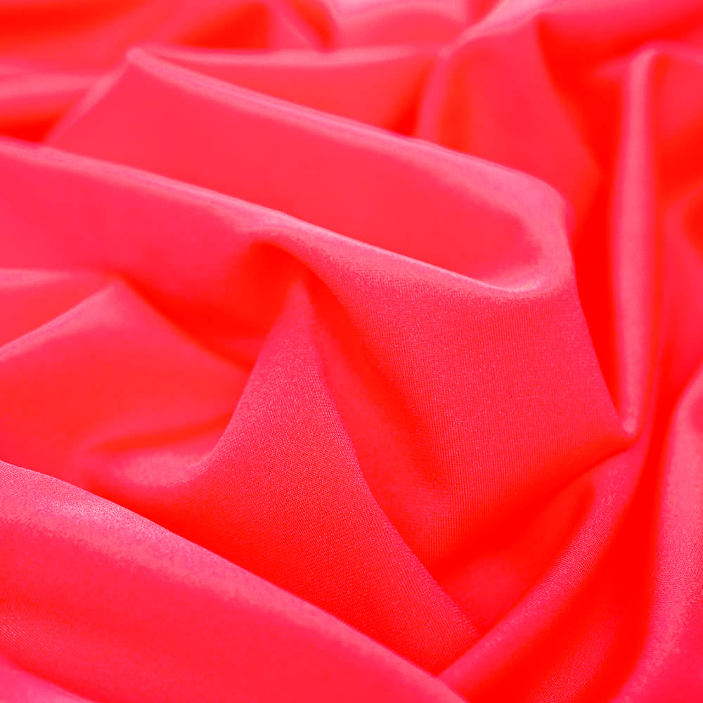 Dzianina typu Lycra to wysokiej jakości materiał o jednolitym kolorze, który zachwyca wyjątkową elastycznością – rozciąga się w obu kierunkach, zapewniając idealne dopasowanie i komfort noszenia.