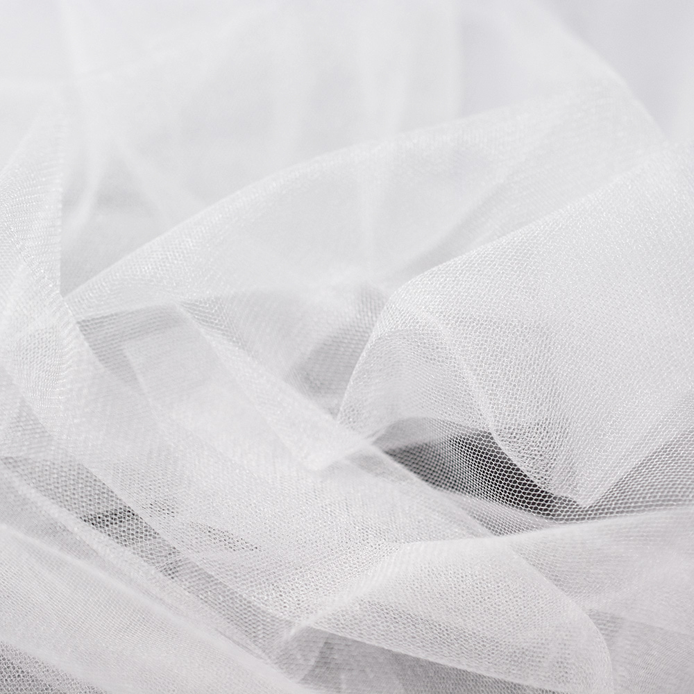 Tiul krystaliczny swoją nazwę zawdzięcza dzięki delikatnie błyszczącej strukturze, mieniącej się pod wpływem światła.