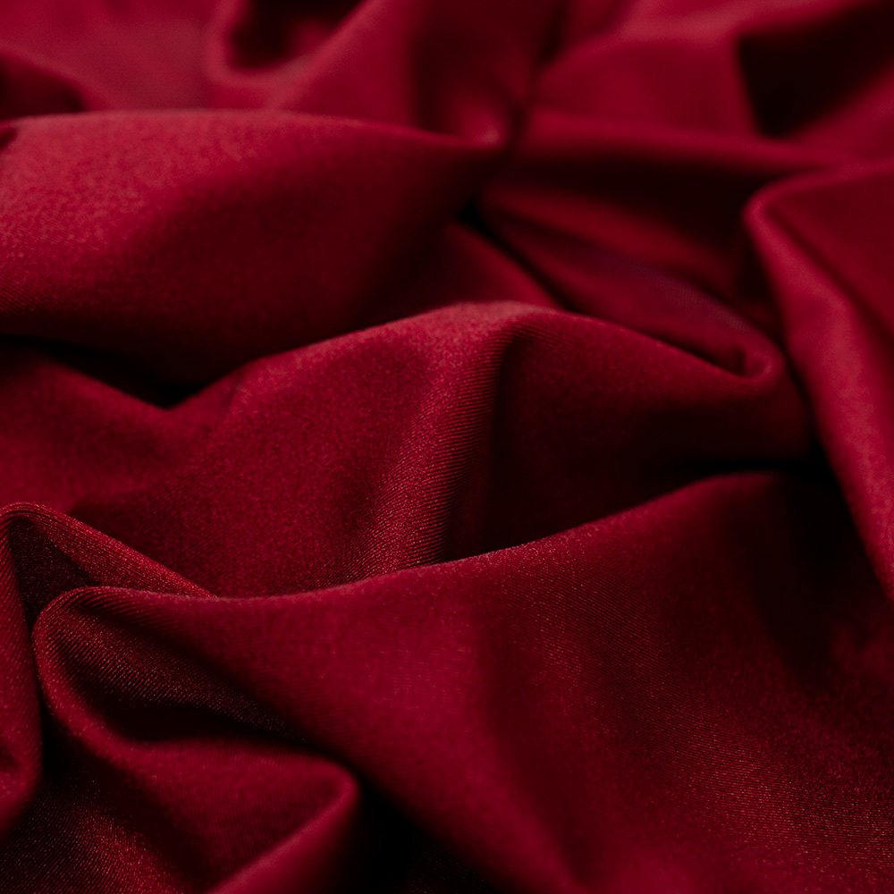 Dzianina typu Lycra to wysokiej jakości materiał o jednolitym kolorze, który zachwyca wyjątkową elastycznością – rozciąga się w obu kierunkach, zapewniając idealne dopasowanie i komfort noszenia.