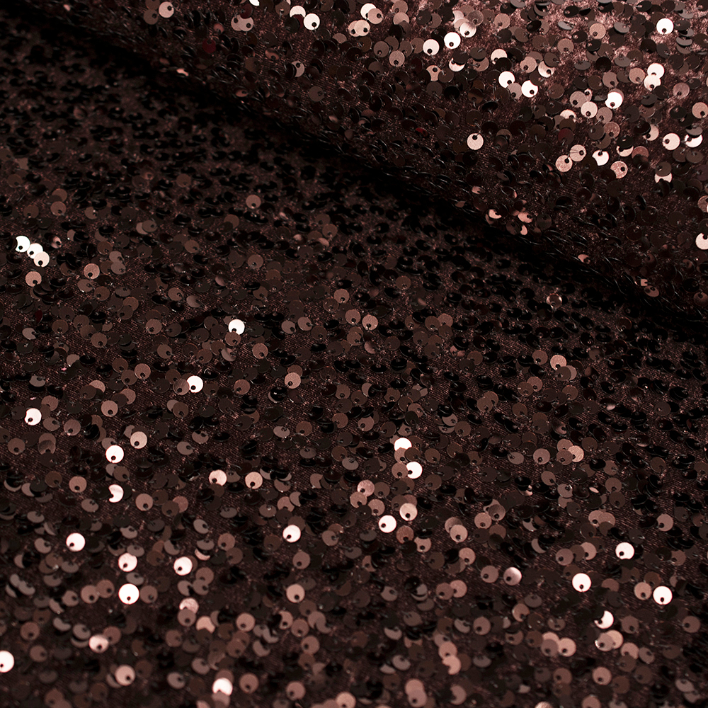 Efektowna dzianina welurowa ozdobiona nieregularnie rozmieszczonymi cekinami zachwyca oryginalnym wyglądem i wyjątkowym blaskiem.