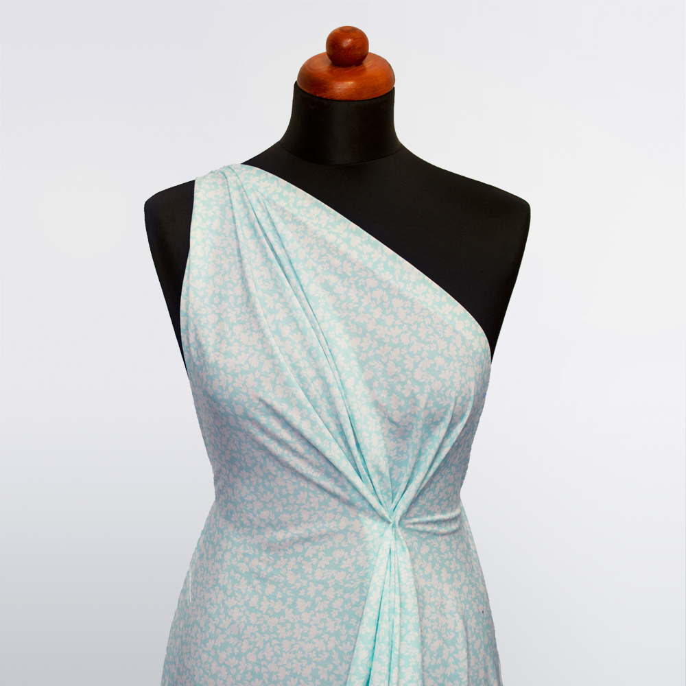 Tkanina z 100% wiskozy to lekki, miękki materiał, który pięknie układa się na sylwetce, tworząc naturalne fałdy i swobodny ruch.