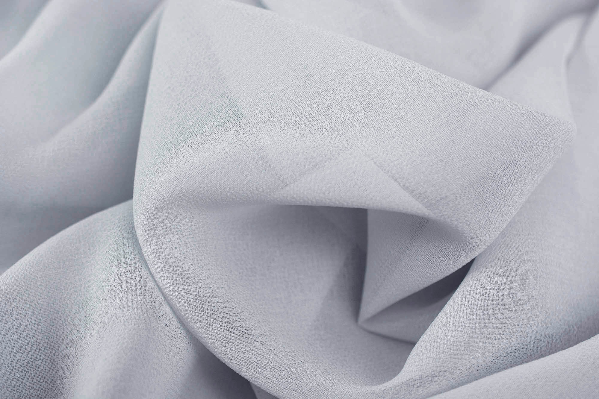 Lekka i zwiewna tkanina szyfonowa wykonana z mocno skręconej przędzy.