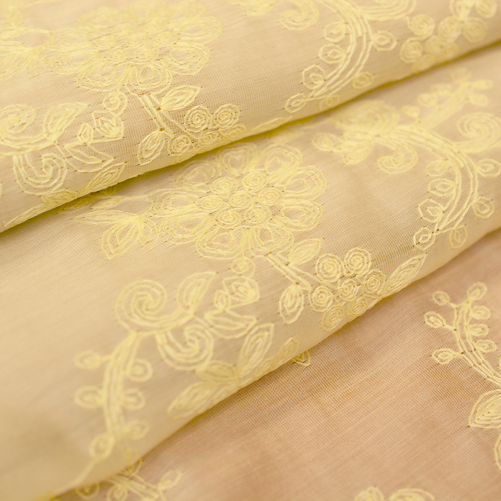 Piękna tkanina z delikatnym haftem zachwyca subtelną elegancją i wyjątkową miękkością.