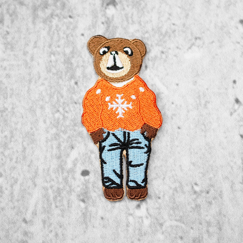 Aplikacja termoprzylepna MIŚ NA ŁYŻWACH&nbsp;o wymiarach: 8&nbsp;cm x 6&nbsp;cm.