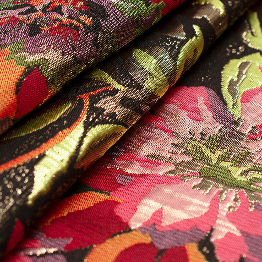 Tkanina żakardowa o wyczuwalnej fakturze zachwyca bogactwem i dekoracyjnością.