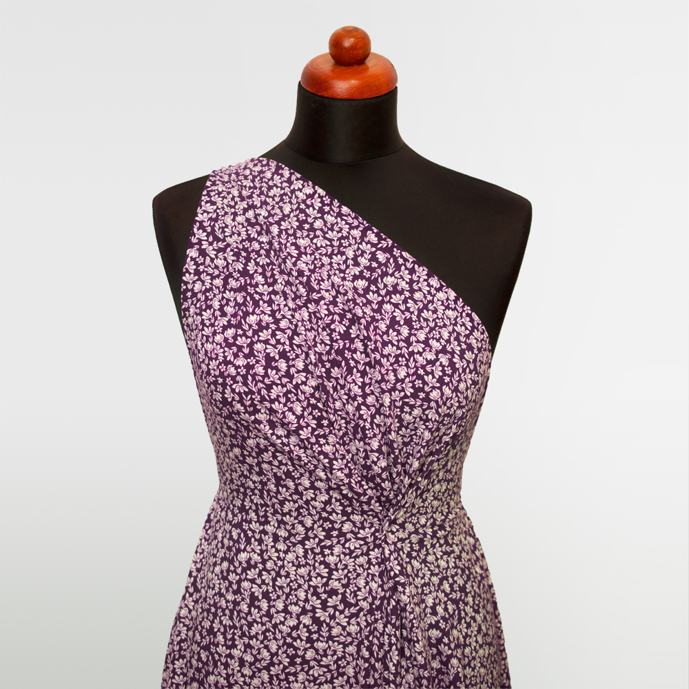 Tkanina z 100% wiskozy to lekki, miękki materiał, który pięknie układa się na sylwetce, tworząc naturalne fałdy i swobodny ruch.