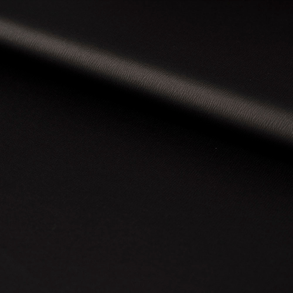 Kreszowana satyna to elegancka i pełna szyku tkanina, która pięknie podkreśla kobiecą sylwetkę.