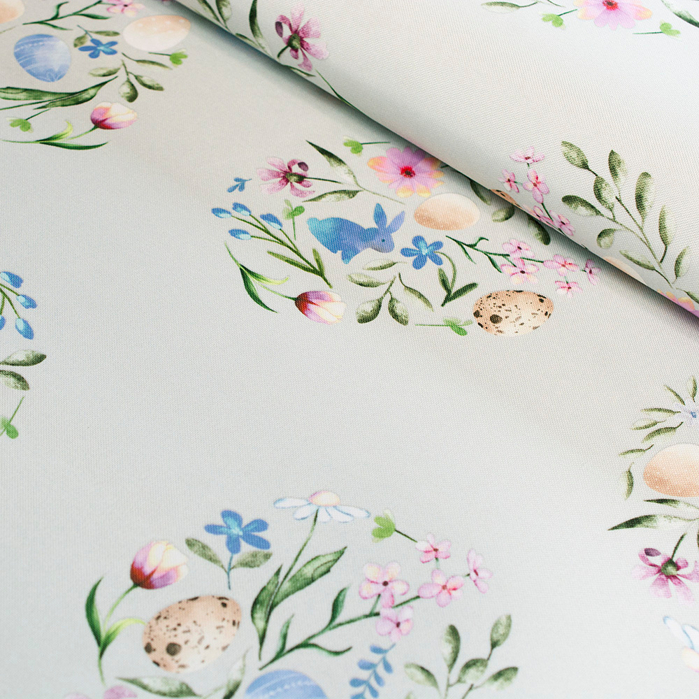 Wzorzysta tkanina dekoracyjna wykonana z włókien syntetycznych.