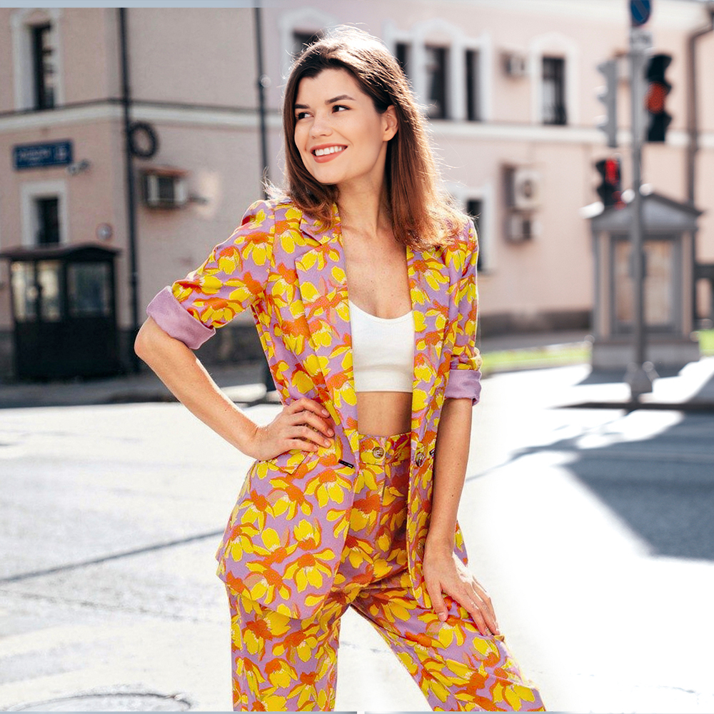 Bawełniana tkanina wyróżnia się nowoczesnym, przyjemnym dla oka wzorem.