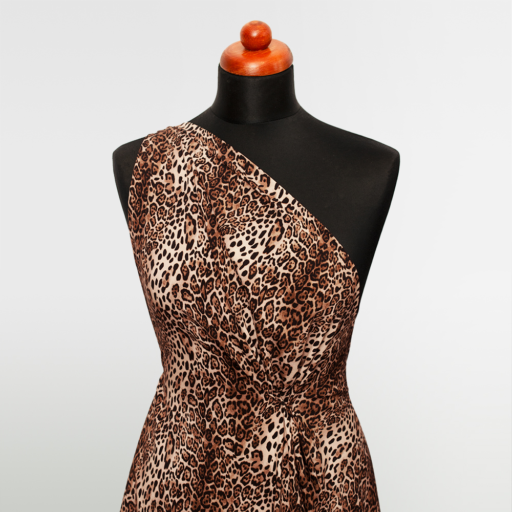 Tkanina z 100% wiskozy to lekki, miękki materiał, który pięknie układa się na sylwetce, tworząc naturalne fałdy i swobodny ruch.