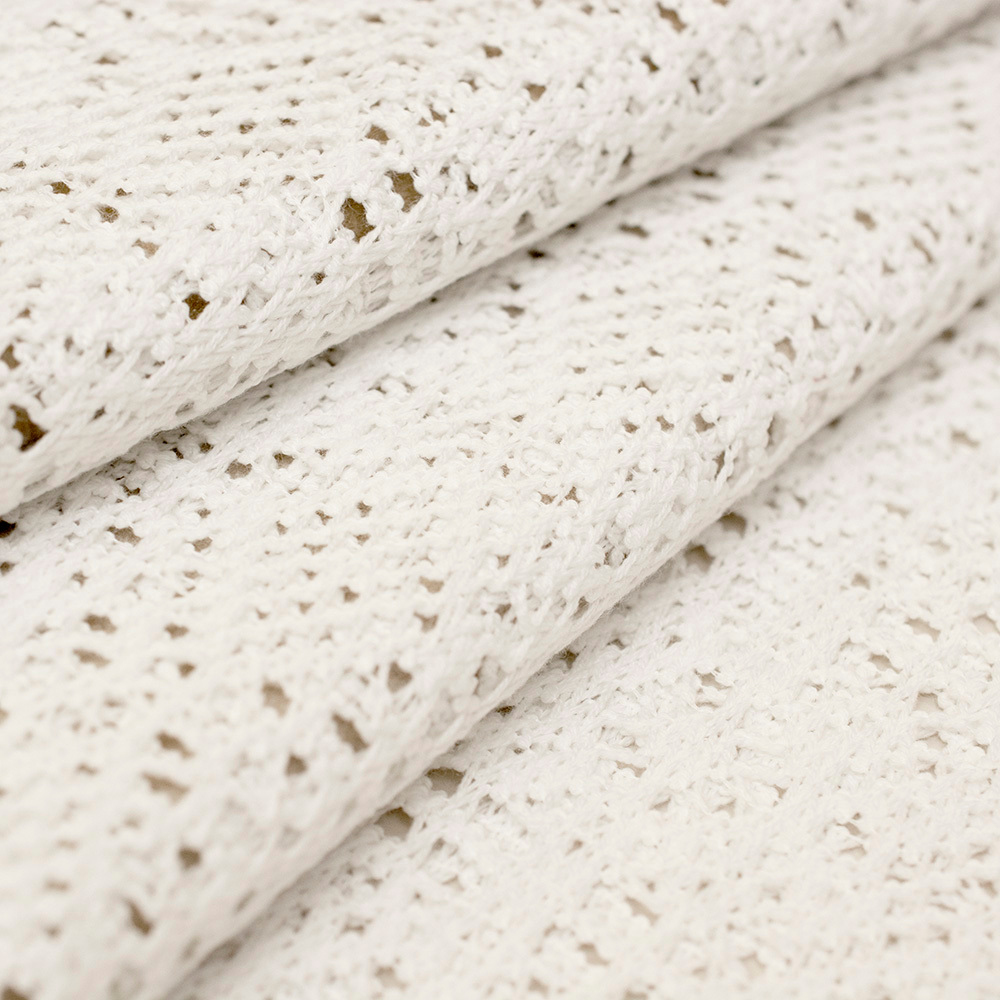 Ażurowa koronka z miękkiej, przyjemnej w dotyku bawełny o jednolitym kolorze.