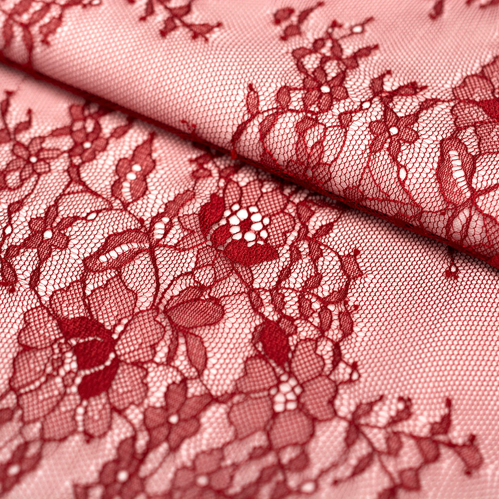 Koronka Floris to delikatna i lekka tkanina z subtelnym motywem kwiatowym.